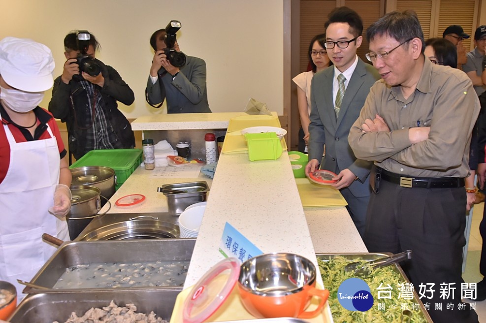 柯文哲談到北市學校廚餘過多的問題，並說下一步是無廚餘運動，目標是讓廚餘減量，讓北市成為宜居永續城市。（圖／台北市政府秘書處）