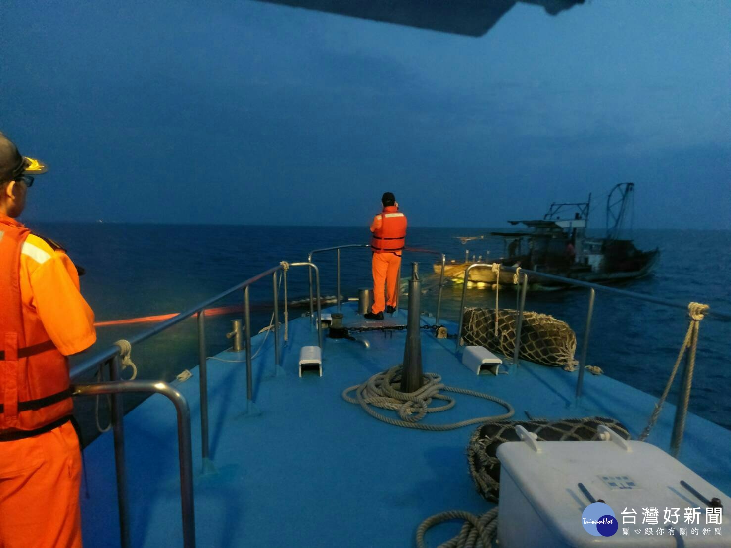 雙拖漁船違規拖網作業大量小魚被捕撈至船上,嚴重破壞海洋生態