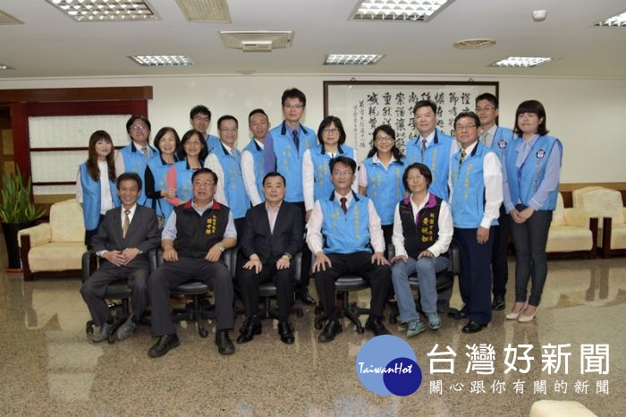 邱議長與桃園市藥師公會理監事合影。
