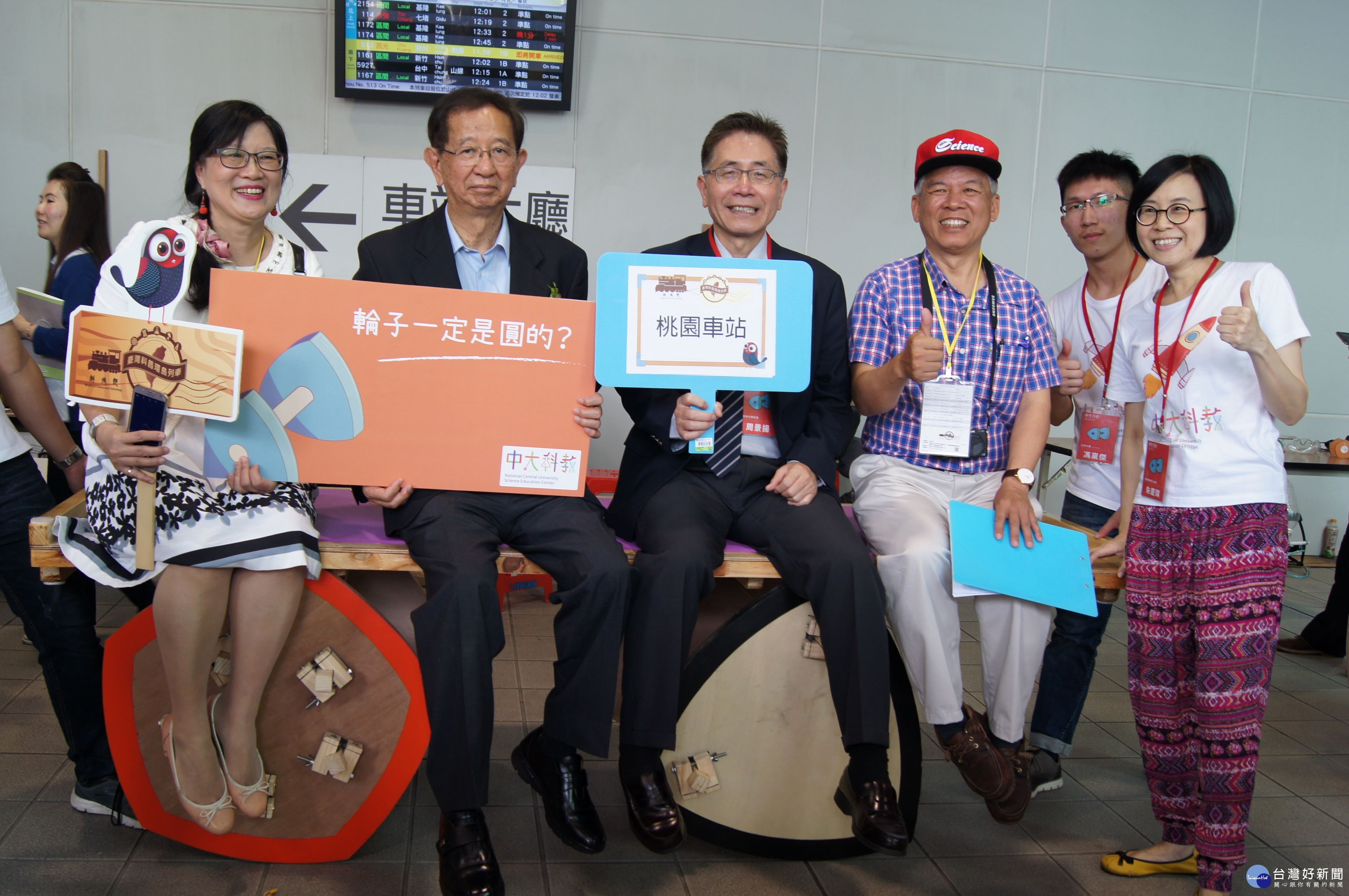 由中大科教中心打造的「大型不是圓的輪子」,讓民眾親自「上車」體驗,打破「輪胎一定是圓的」既有框架。