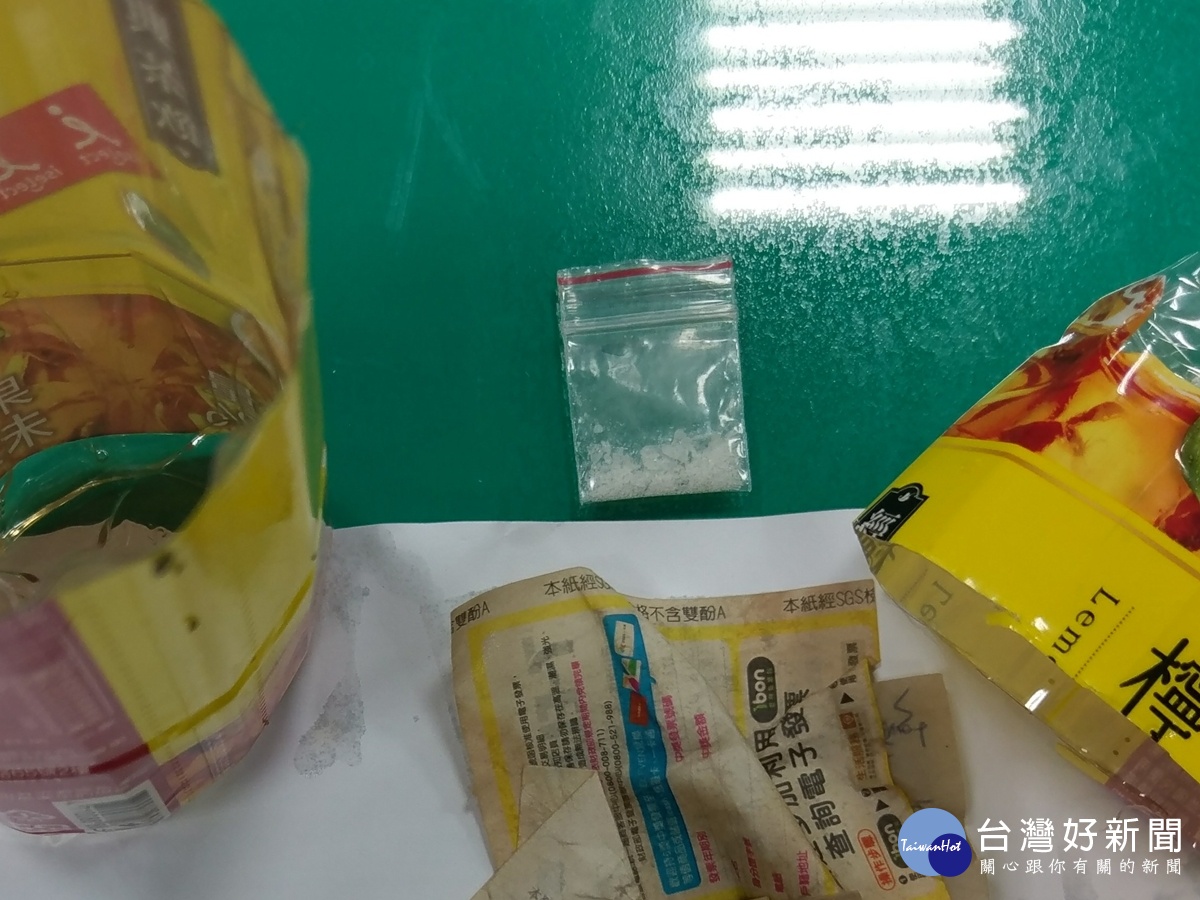 通緝犯謊報身分被逮,飲料瓶中打開後發現裡面竟塞著一小包安非他命