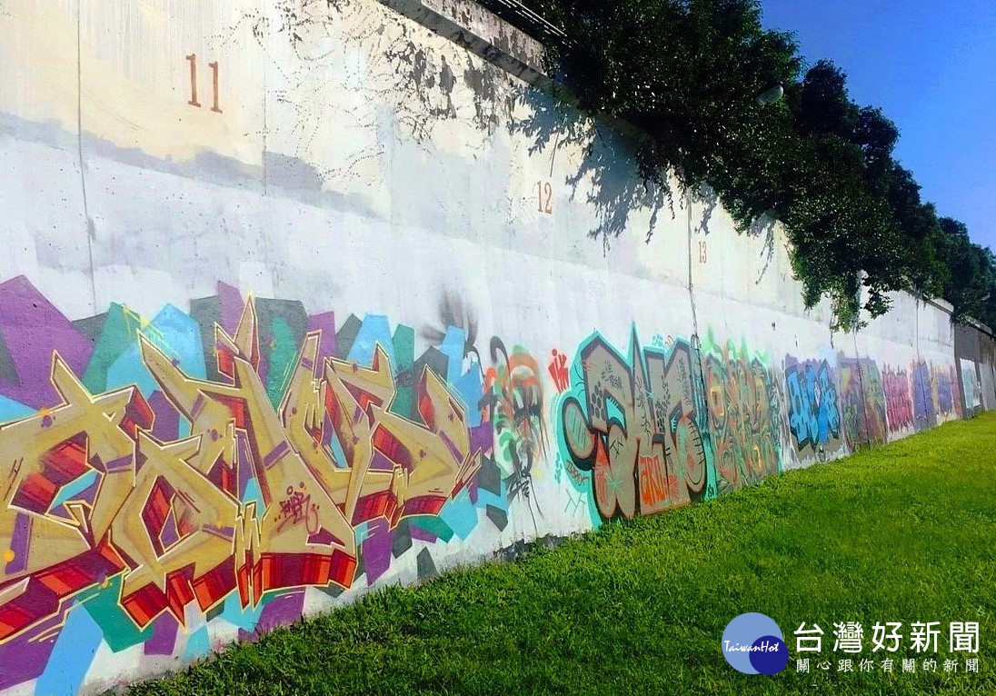 台北市水利處重新粉刷迎風、美堤、百齡右岸、福和及景美等5處河濱公園的塗鴉牆,並從即日起開放塗鴉客飆創意大展身手,但若出現不雅圖案、政治性語言時,北市水利處將會逕行予以清除。(圖/北市水利處)