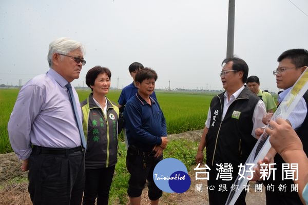 縣長李進勇及四湖鄉長蘇國瓏前往湖西村及五塊寮視察排水改善工程,要求相關單位盡速辦理。(記者陳昭宗拍攝)