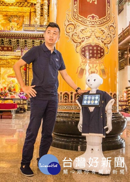 主委林安樂解說Pepper能更有效率為信眾服務,改善目前的服務流程,將是武德宮的首要目標。(記者陳昭宗拍攝)