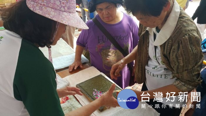 桃園農博農村再生展區「造紙術」體驗活動，長輩玩得很開心。