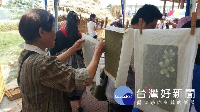 桃園農博農村再生展區「造紙術」體驗活動,長輩玩得很開心。