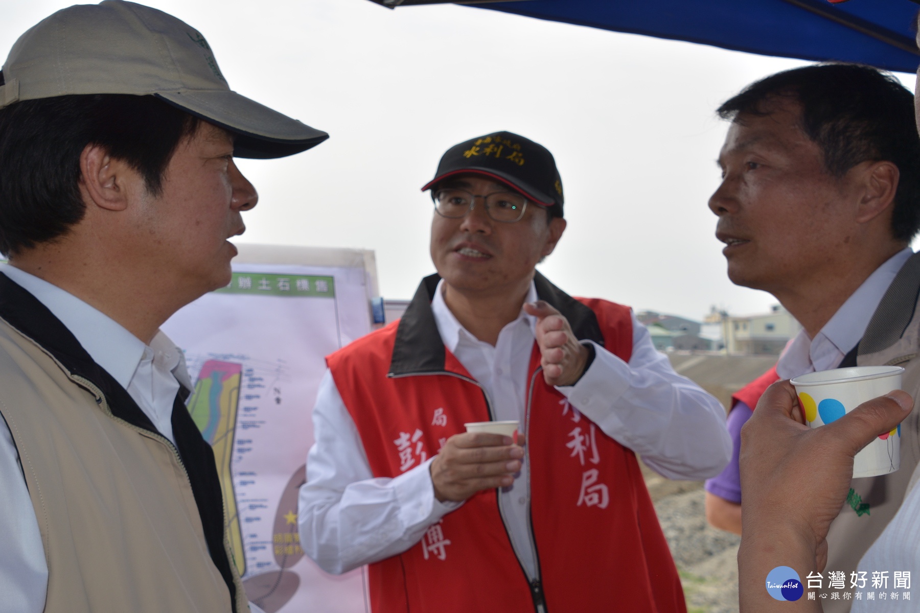 安定蘇厝里長張慶財(右一)向市長賴清德報告,水利單應重視安定滯洪池出水口土堤易塌問題。(圖/記者黃芳祿攝)