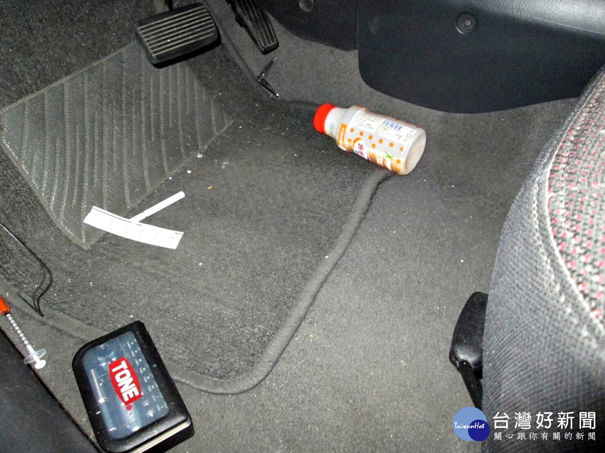 車內搜索到一級毒品海洛因1小包及已使用過海洛因注射針筒1枝
