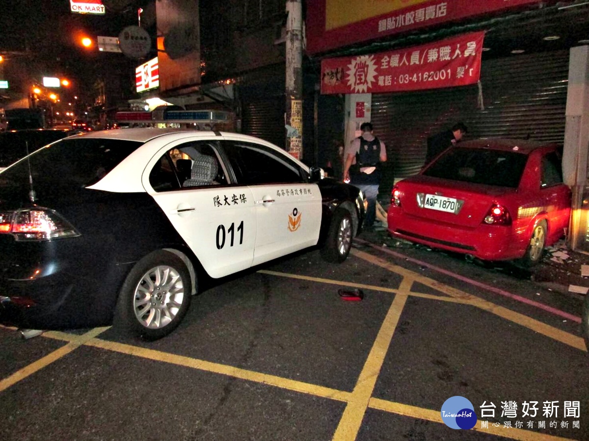 吸毒犯遇警攔查心虛不停 撞警車後自撞早餐店被逮