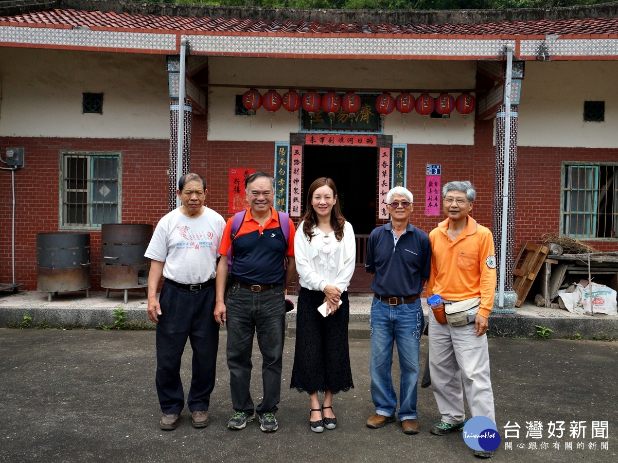 與當地文史工作者蔡光隆先生(右二)八寮古道關西出口老屋合照