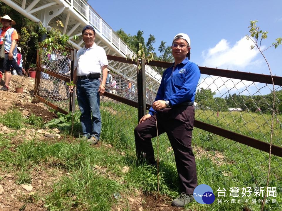 縣長林明溱和清境農場場長簡世峰於現場種植櫻花樹栽。