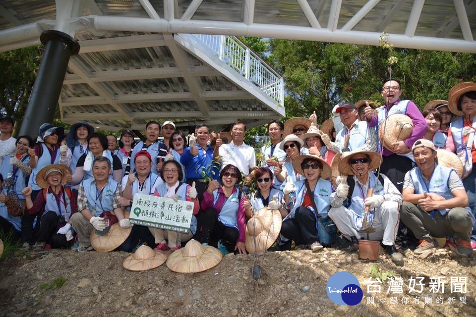 參加淨山活動的志工們與縣長於現場的合影。