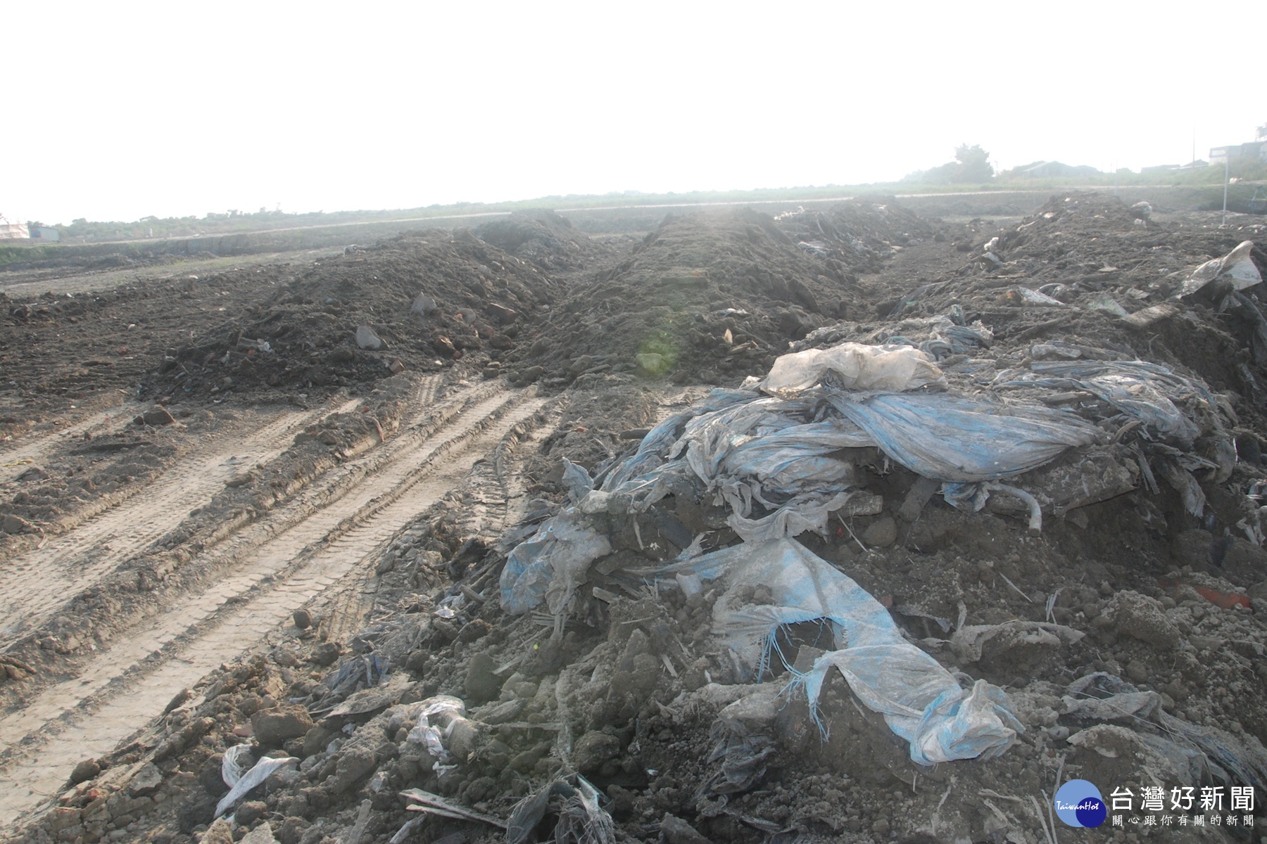 被里民指填土有問題的土方，肉眼可看出塑膠等廢棄物。(圖/記者黃芳祿攝) 
