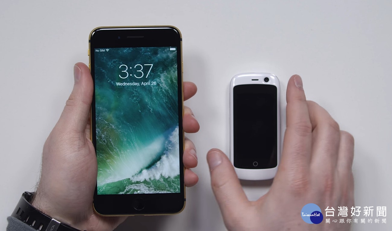 Jelly手機（右）與Apple iPhone7 Plus（左）相比，顯得迷你許多。（圖／Unbox Therapy YouTube ）