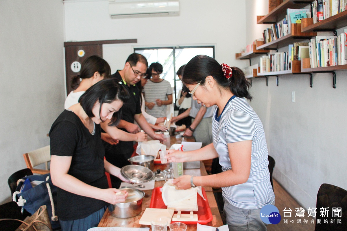 本月5日穿龍老屋豆腐坊南下高雄示範製作手工豆腐。（圖／記者何沛霖攝）