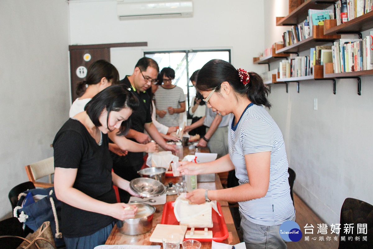 本月5日穿龍老屋豆腐坊南下高雄示範製作手工豆腐。(圖/記者何沛霖攝)
