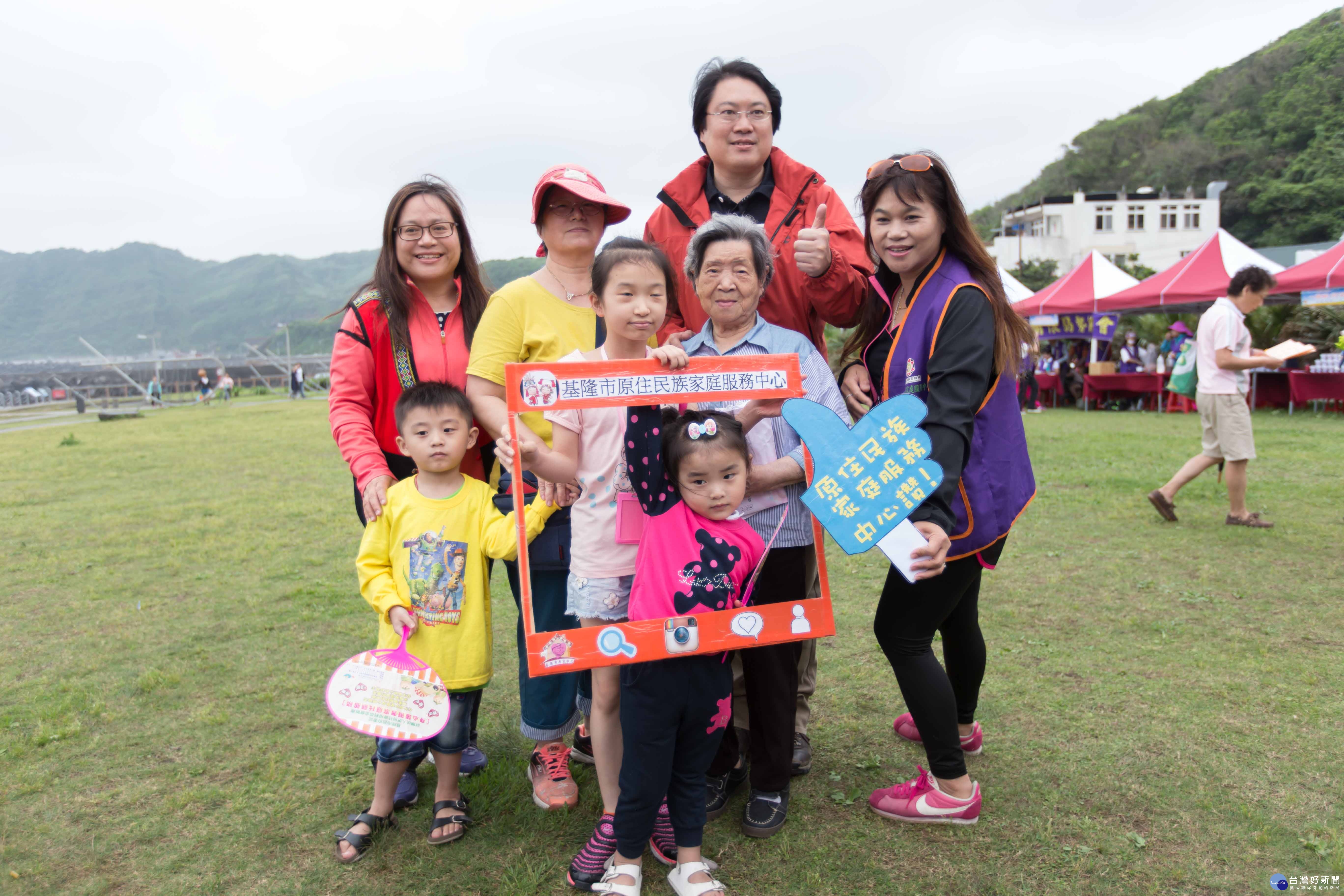 社區家庭日，林右昌：祝天下的媽媽們母親節快樂。（圖／基隆市政府新聞科提供）