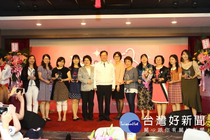 鄭市長表示,護理人員不辭辛勞的照護病患,這份心意令人感佩,向每一位護理人員致上最高敬意。