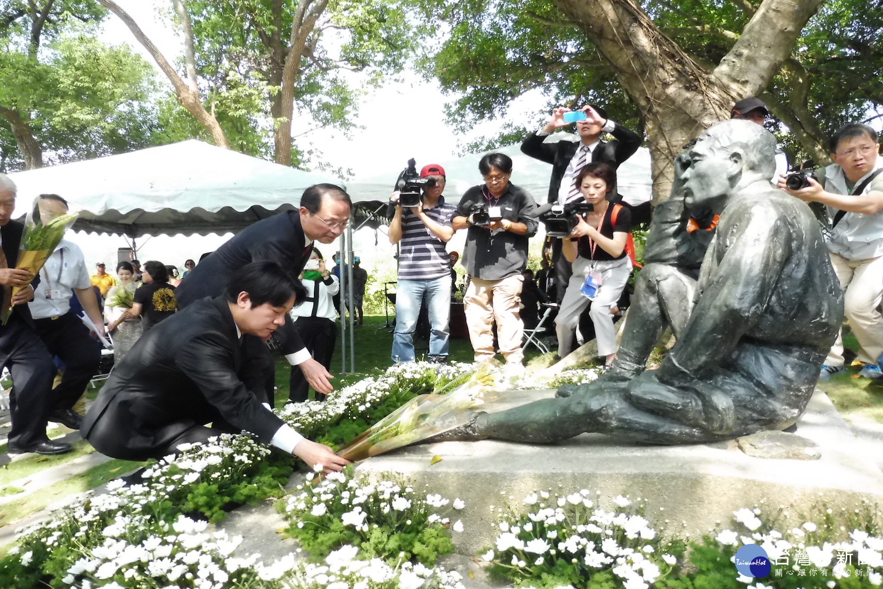 市長賴清德向八田與一銅像致意。(圖/記者黃芳祿攝)