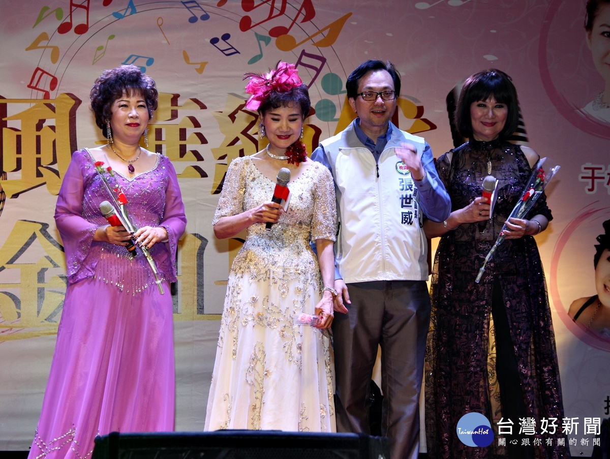 桃園區音樂饗宴懷舊金曲熱鬧登場,桃園區長張世威和歌手合影