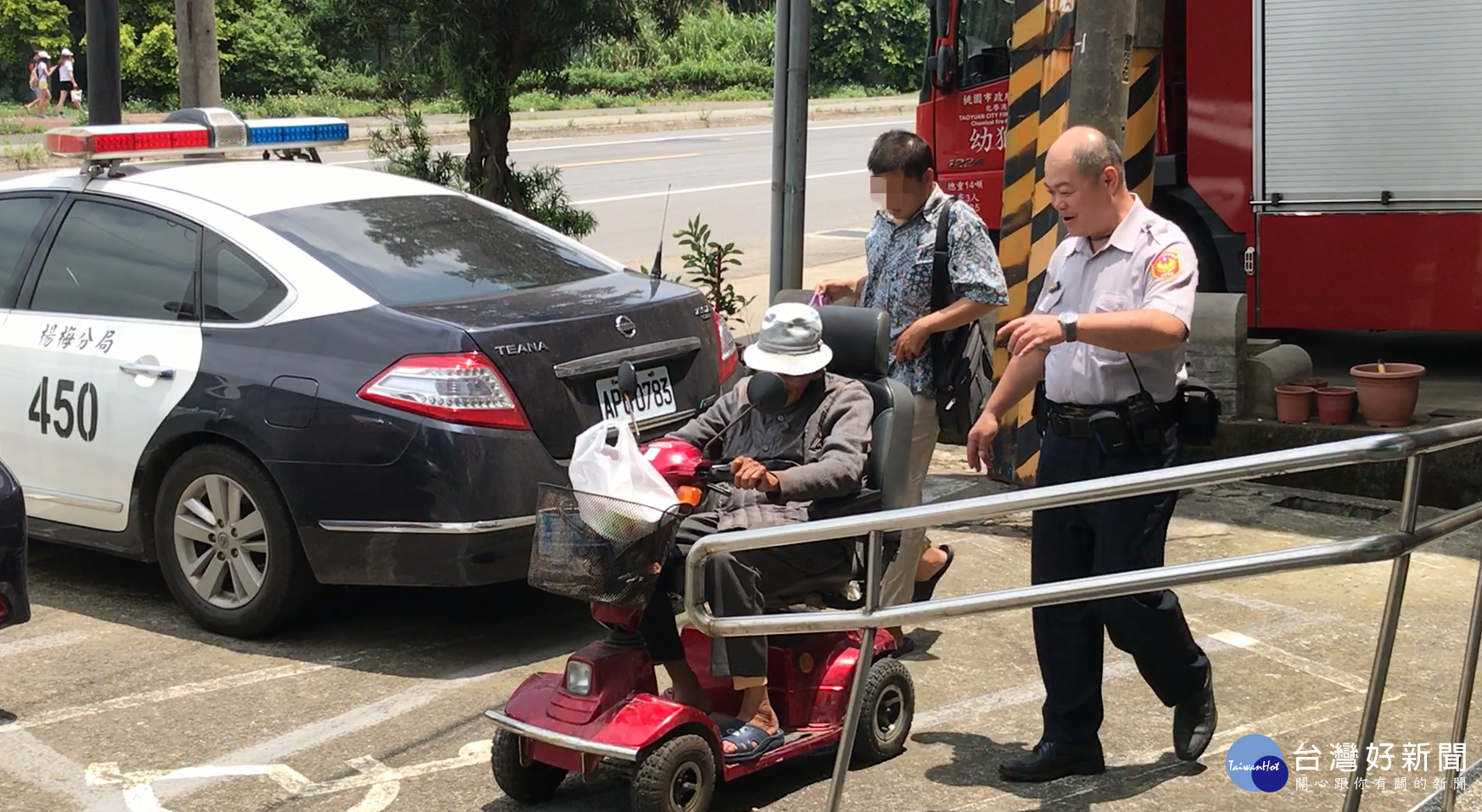 老翁乘坐的電動輔助車半途竟電力耗盡,幼獅派出所員警協助充電。