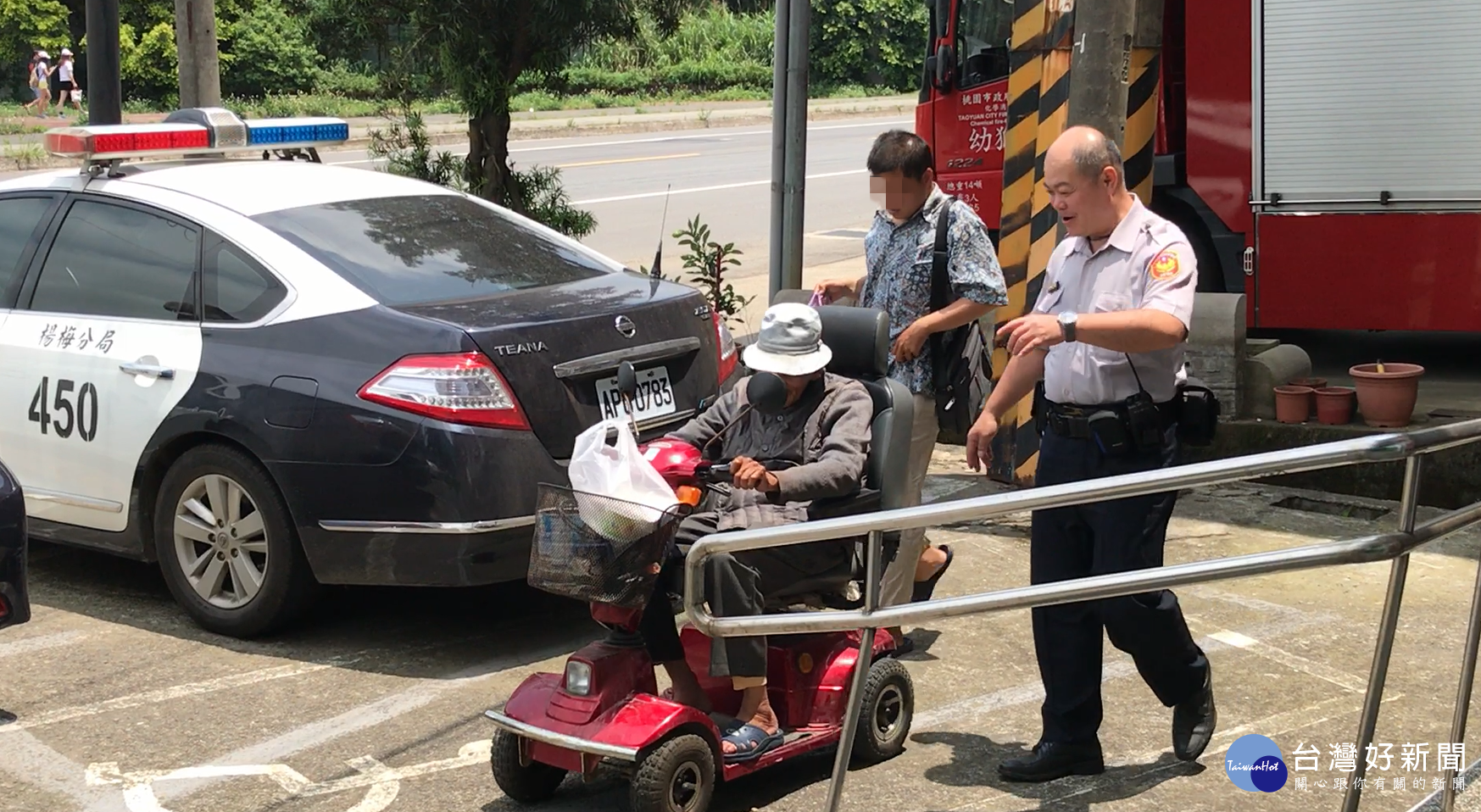 老翁乘坐的電動輔助車半途竟電力耗盡，幼獅派出所員警協助充電。