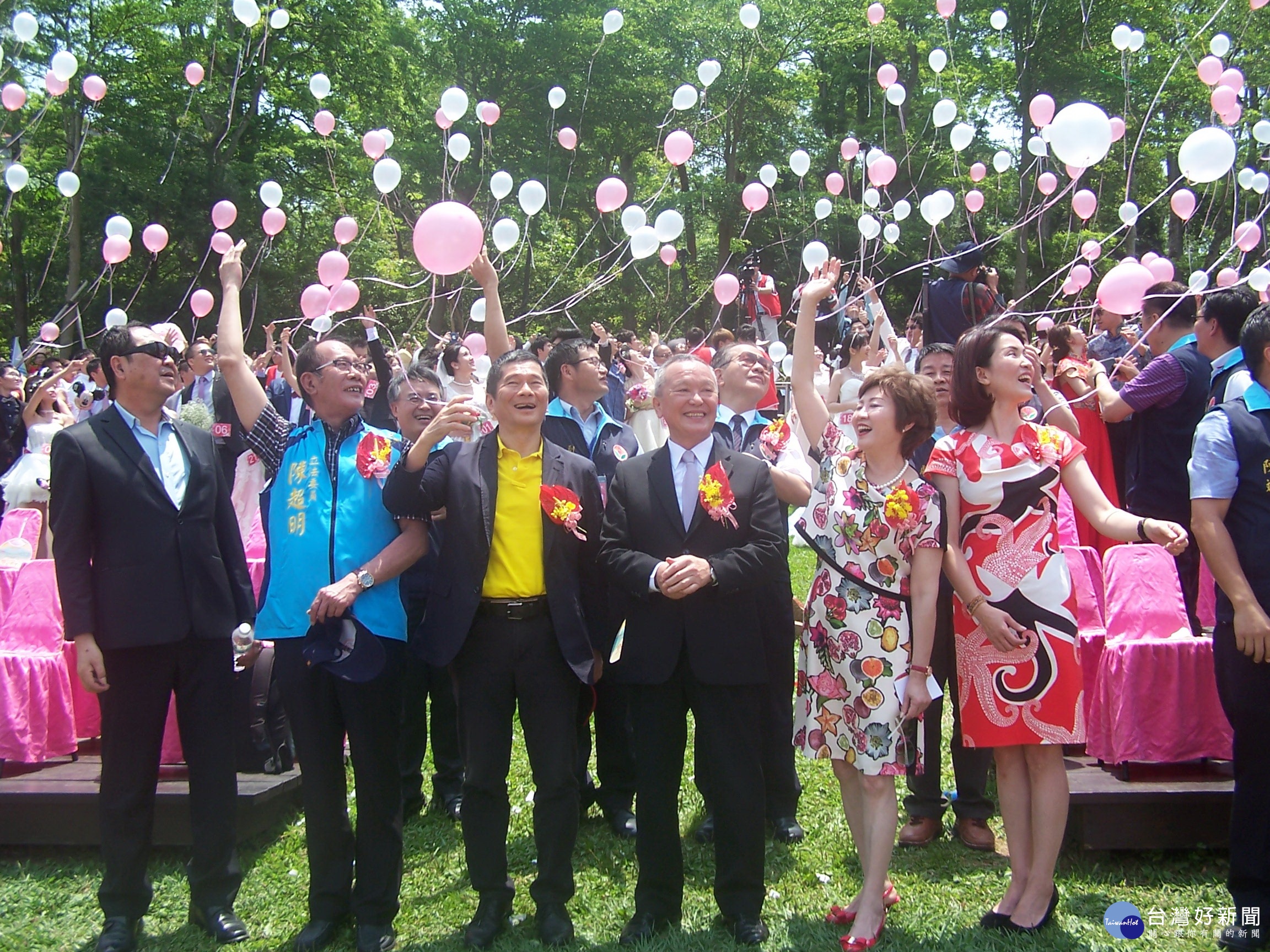 新人和來賓一起施放氣球，象徵「幸福升空，甜蜜久久」。（記者許素蘭／攝）