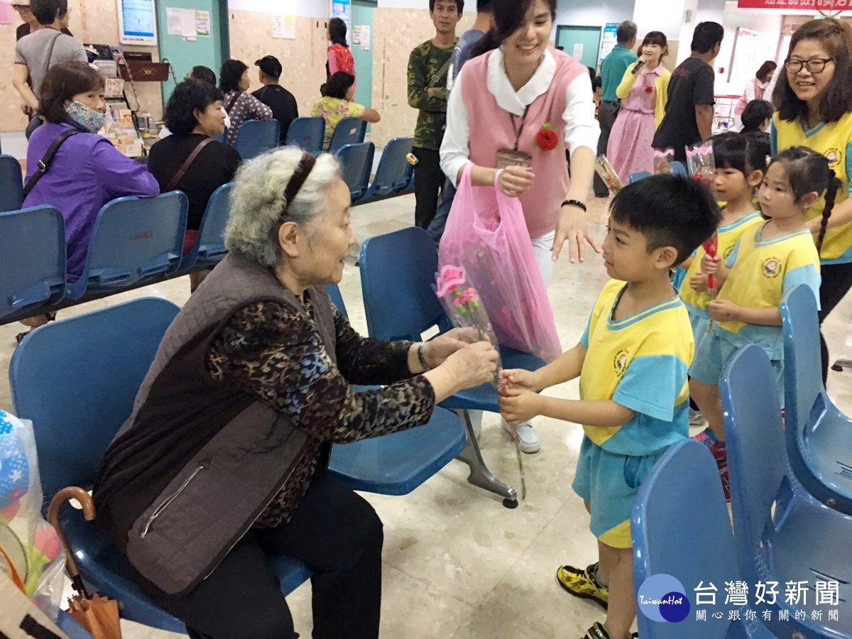 桃醫新屋分院母親節活動新屋區慈愛、夏恩幼兒園的孩子們送康乃馨給現場的老奶奶