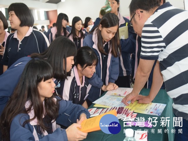 致用高中產學合作20家企業設攤徵才 風傳媒