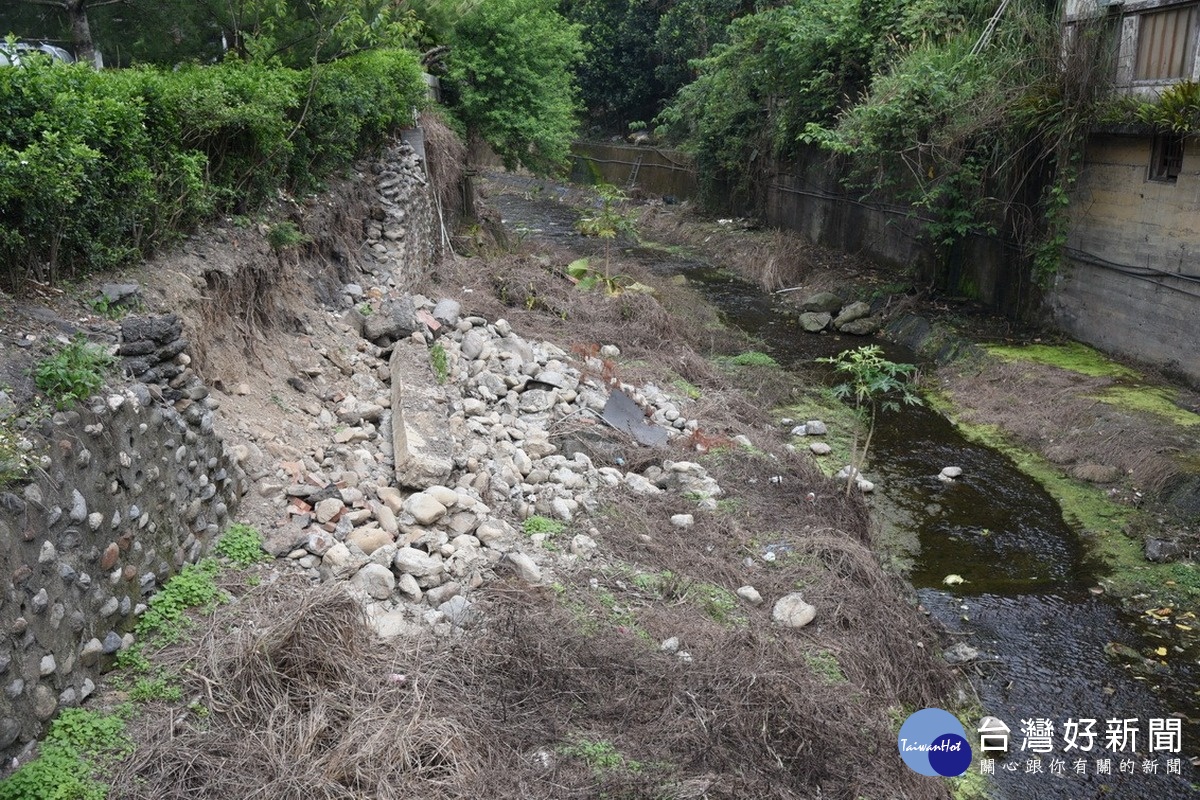 水里鄉鉅工村拔馬坑溪（社子橋上游）護岸坍塌。 