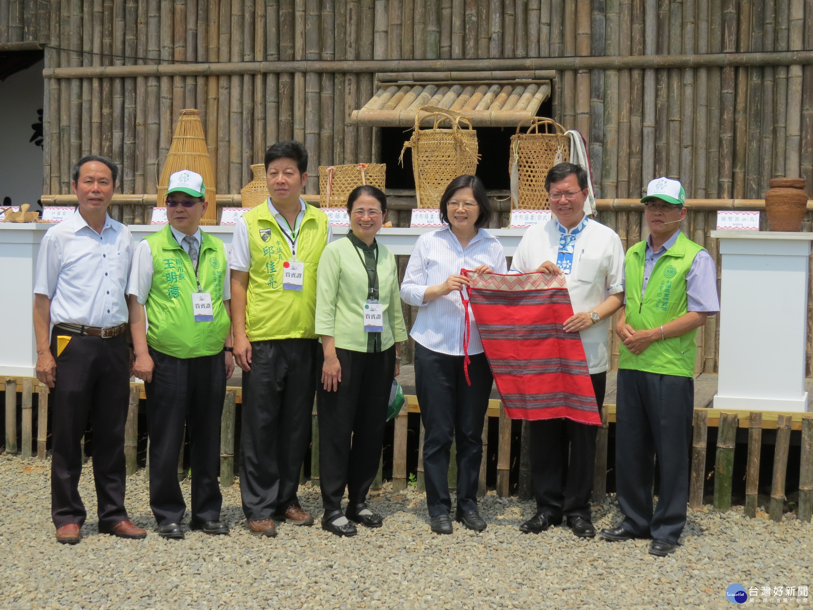 桃園市長鄭文燦陪同總統蔡英文參訪桃園農業博覽會。