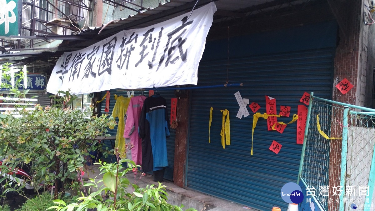 大觀居民不甘心多年來的心血付之東流,3日號召「大觀事件自救會」成員赴民進黨中央黨部抗議。(圖/陳建富攝)