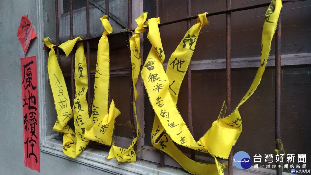 大觀居民不甘心多年來的心血付之東流,3日號召「大觀事件自救會」成員赴民進黨中央黨部抗議。(圖/陳建富攝)