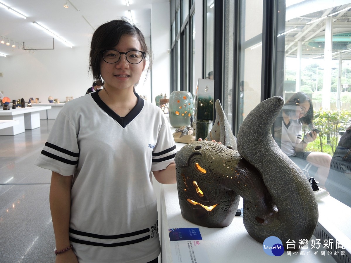 鶯歌工商陶瓷畢業成果展於三鶯藝術村展出以「燈具」為設計主軸組件作品。(圖/陶博館提供)