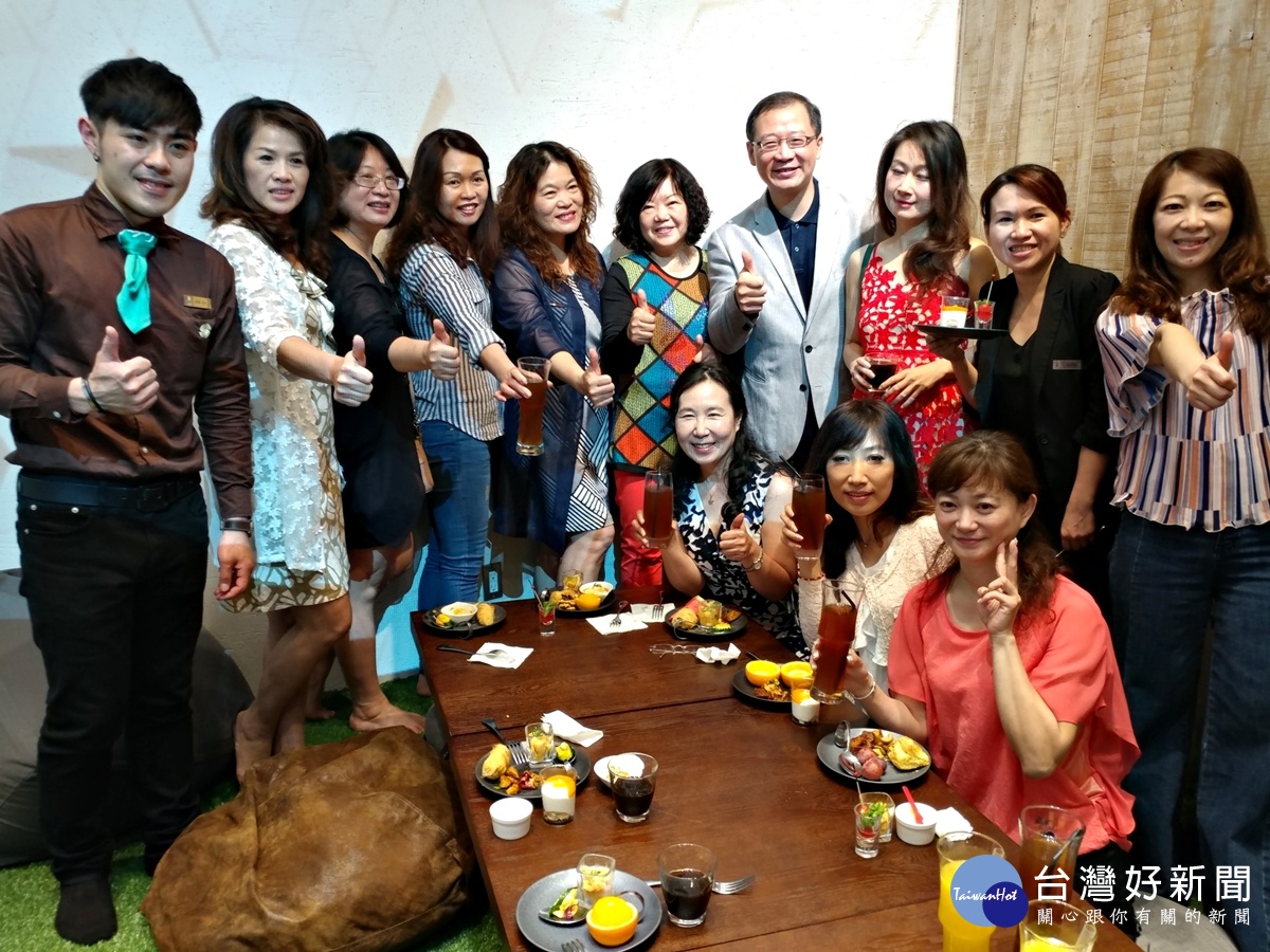 梳子餐廳開幕 走健康輕食風,立委吳志揚與店長張顯宗及顧客合影