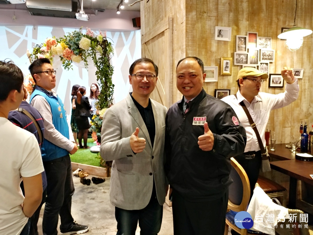 梳子餐廳開幕 走健康輕食風,立委吳志揚(左)和青年局長陳家濬(右)都說讚