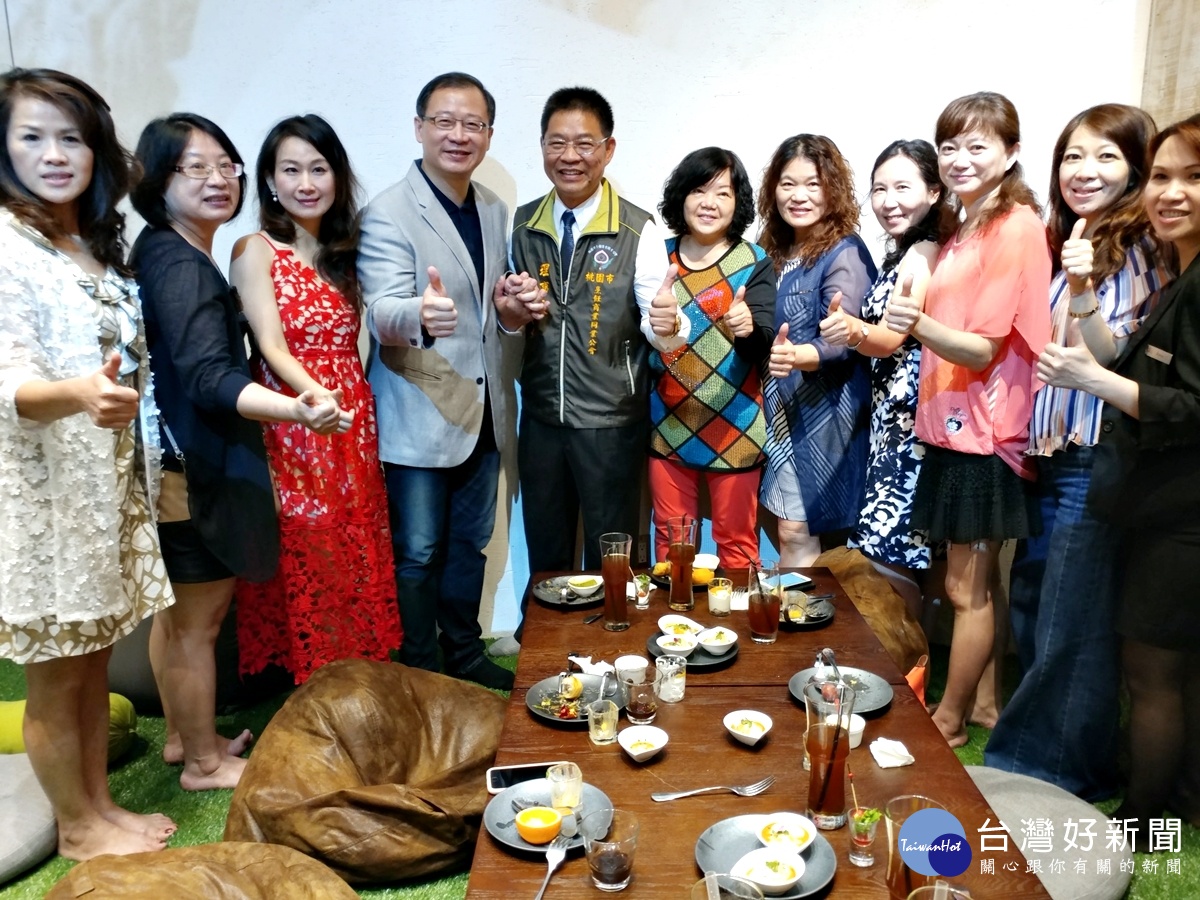 梳子餐廳開幕 走健康輕食風,吳志揚立委和餐廳老板和顧客合影