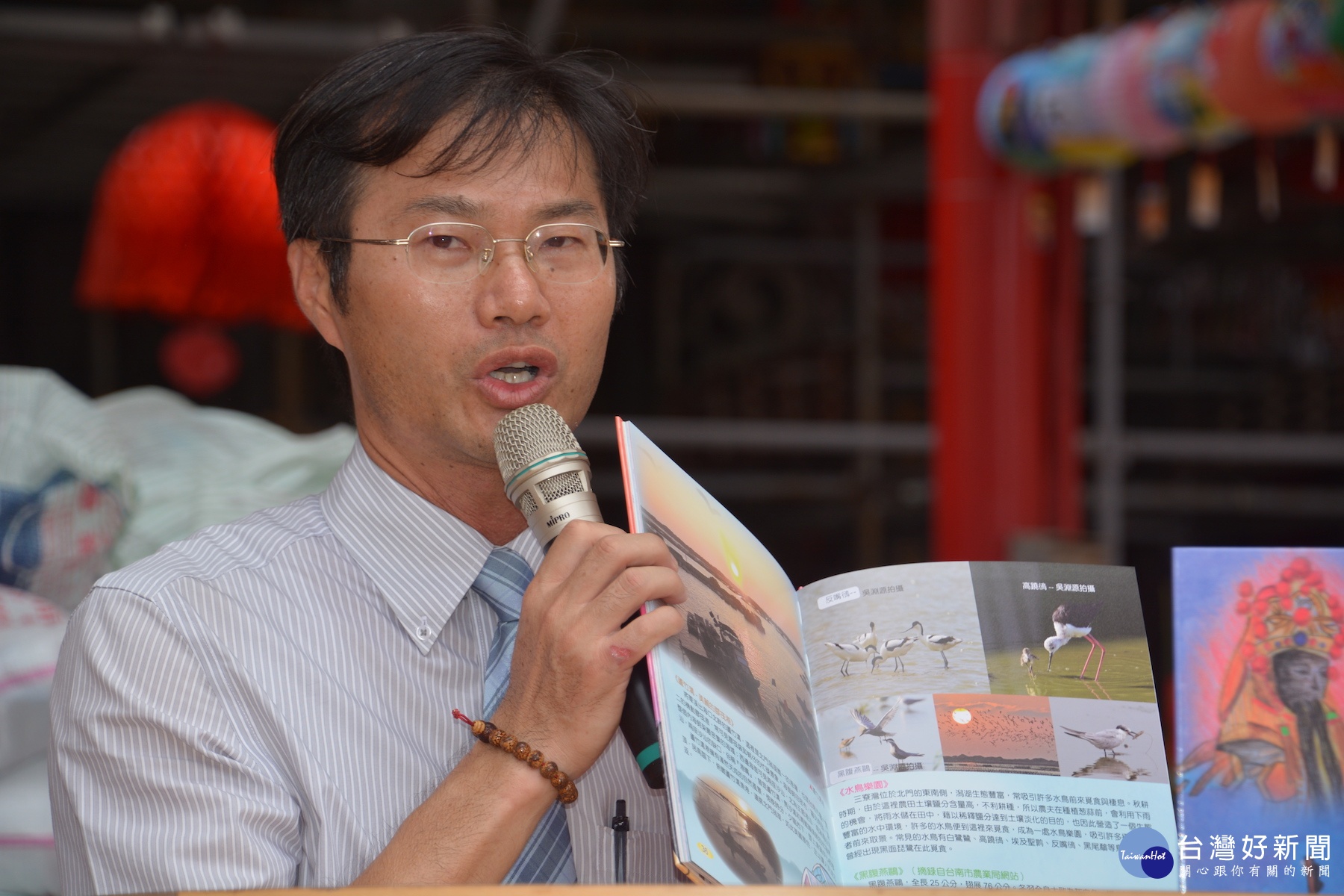 黃三和校長說,「戀戀三寮彎」手繪本新書是孩子們認識家鄉最好教材。(圖/記者黃芳祿攝)