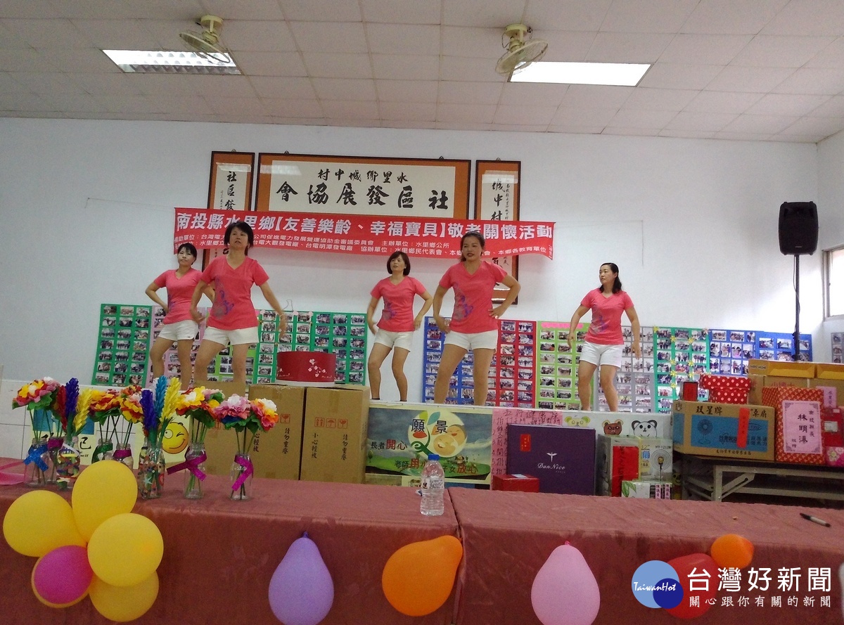 外籍配偶協會的媽咪舞蹈演出。〈記者吳素珍攝〉