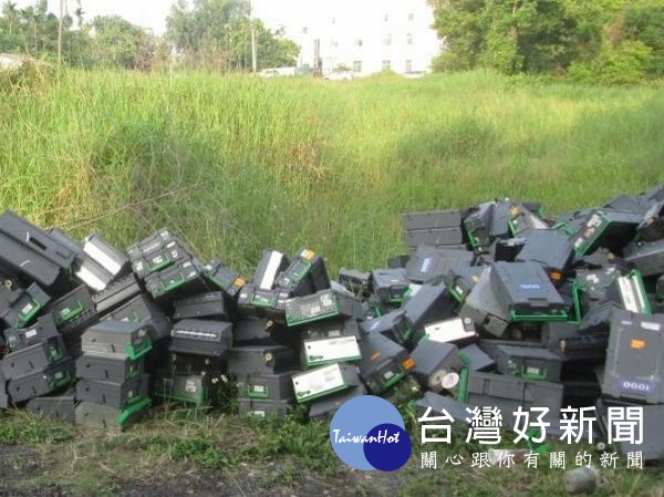 犯嫌利用晚間時刻,將廢棄物載運至偏僻空地違法傾倒,附近居民發現報警。(記者陳昭宗拍攝)