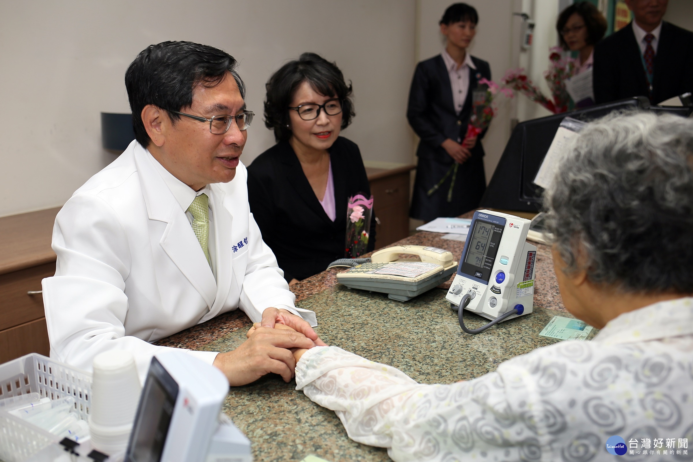 市長醫師幫整篩民眾量血壓與脈搏