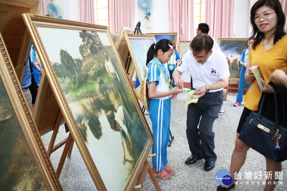 陳校長與來賓們聽完小尖兵的導覽後給予貼紙鼓勵加油。（記者扶小萍攝）