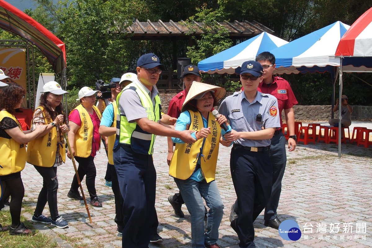 模擬颱風侵襲，土石流潛勢溪流紅色警戒強制撤離之防災演練，過程逼真。〈記者吳素珍攝〉