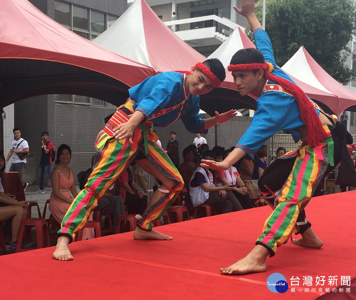 南開原住民同學也展示族群特色服飾。