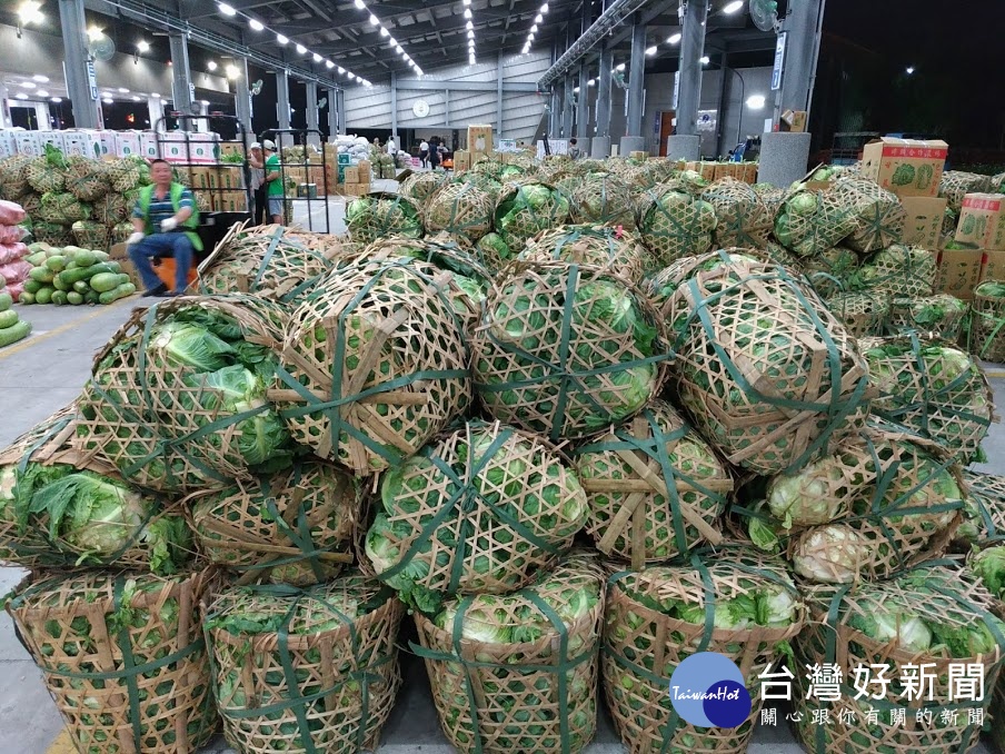 堆積如山的新鮮蔬果,開啟果菜市場忙碌的一天。(圖/記者陳建富攝)