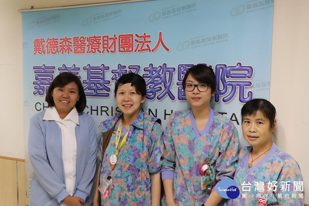 熱血護理師林昱庭(右2)與協助此次募鞋活動的護理師同仁