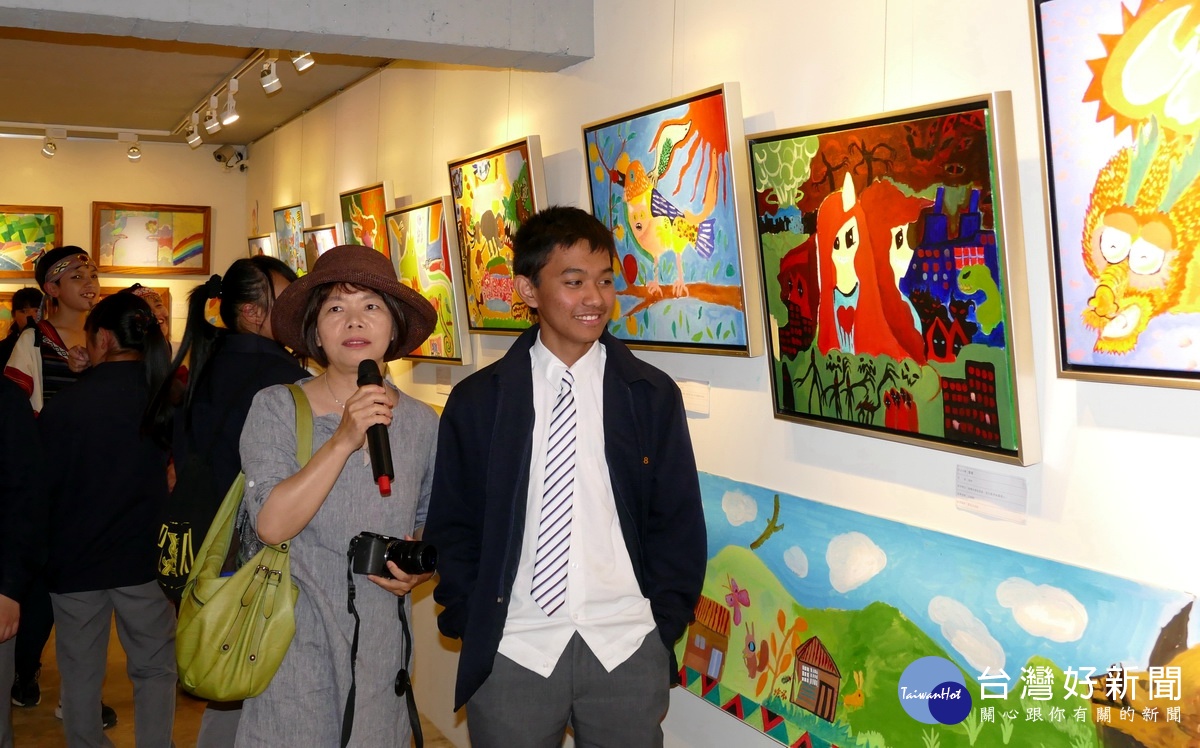 藝術家石鈴表示，到偏鄉來孩子畫畫是一件快樂的事。