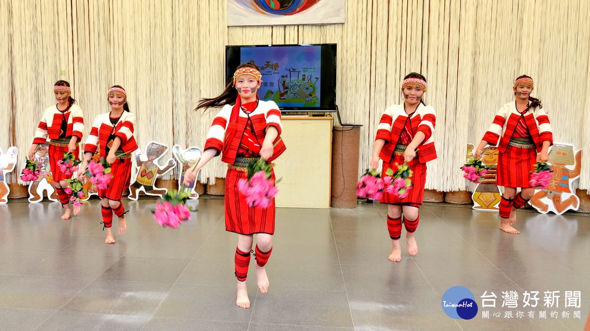 仁愛國中原舞社開場演出，為部落美學教育成果揭開序幕。