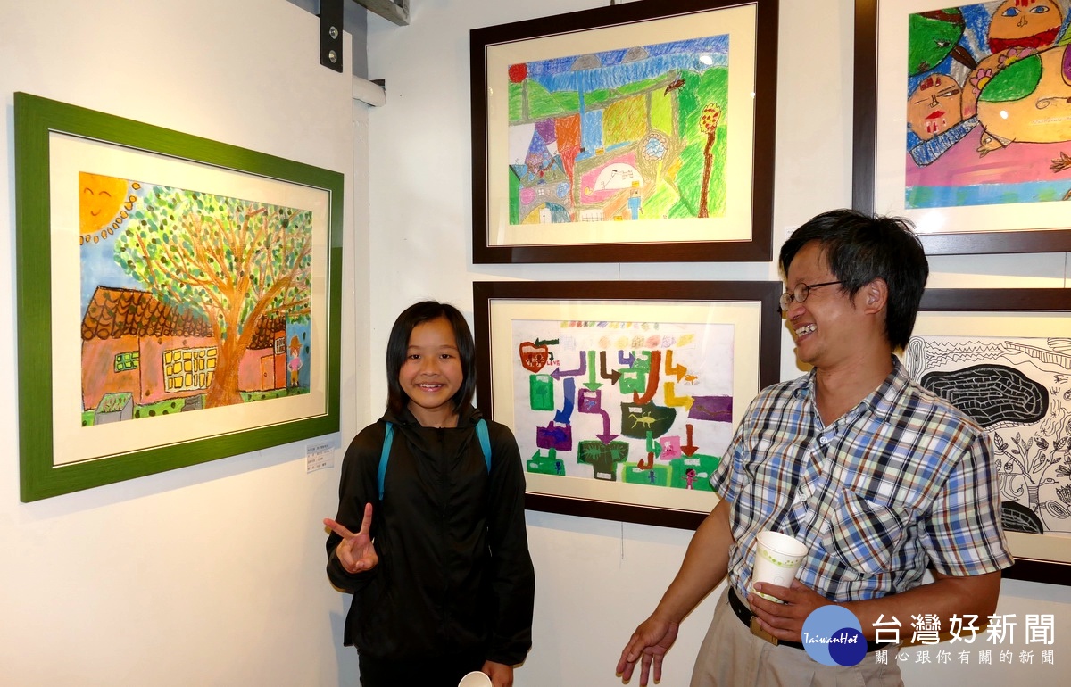 親愛國小萬大分校的小朋友劉宜佳開心的介紹她的畫-萬大電廠寫生。