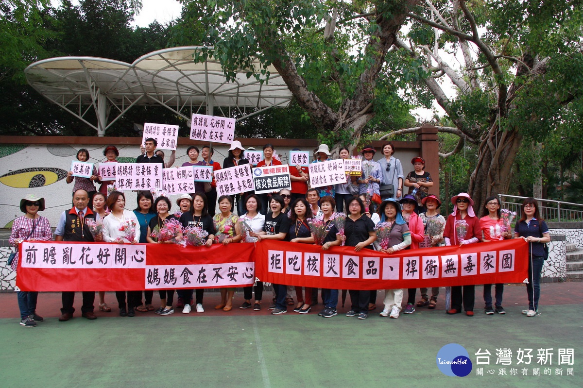 這支美麗的抗議隊伍在中山公園再嗆聲。（記者扶小萍攝）